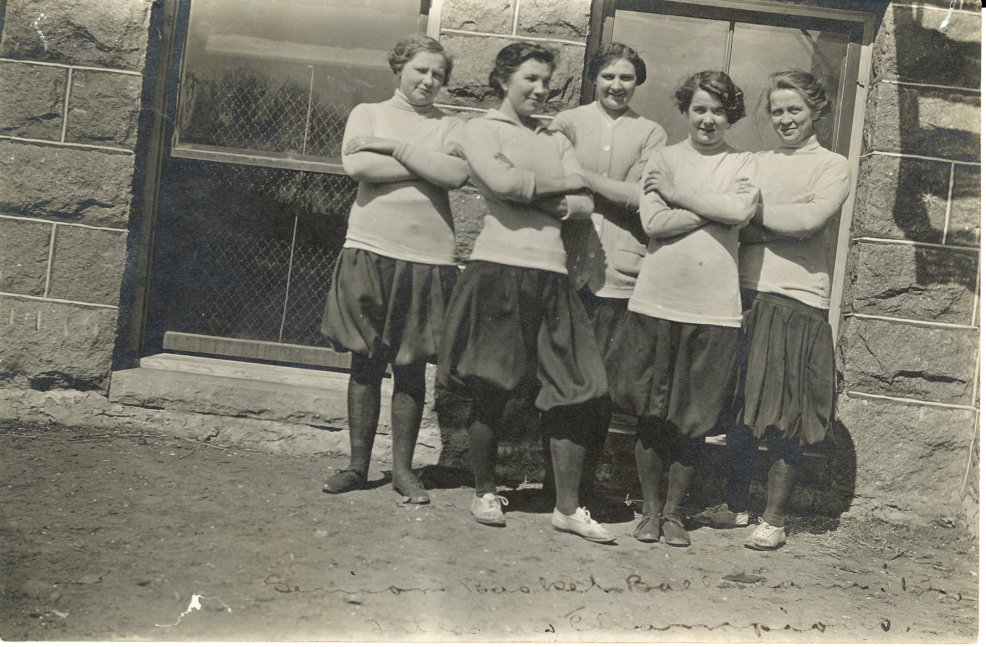 Senior basketball team, 1913